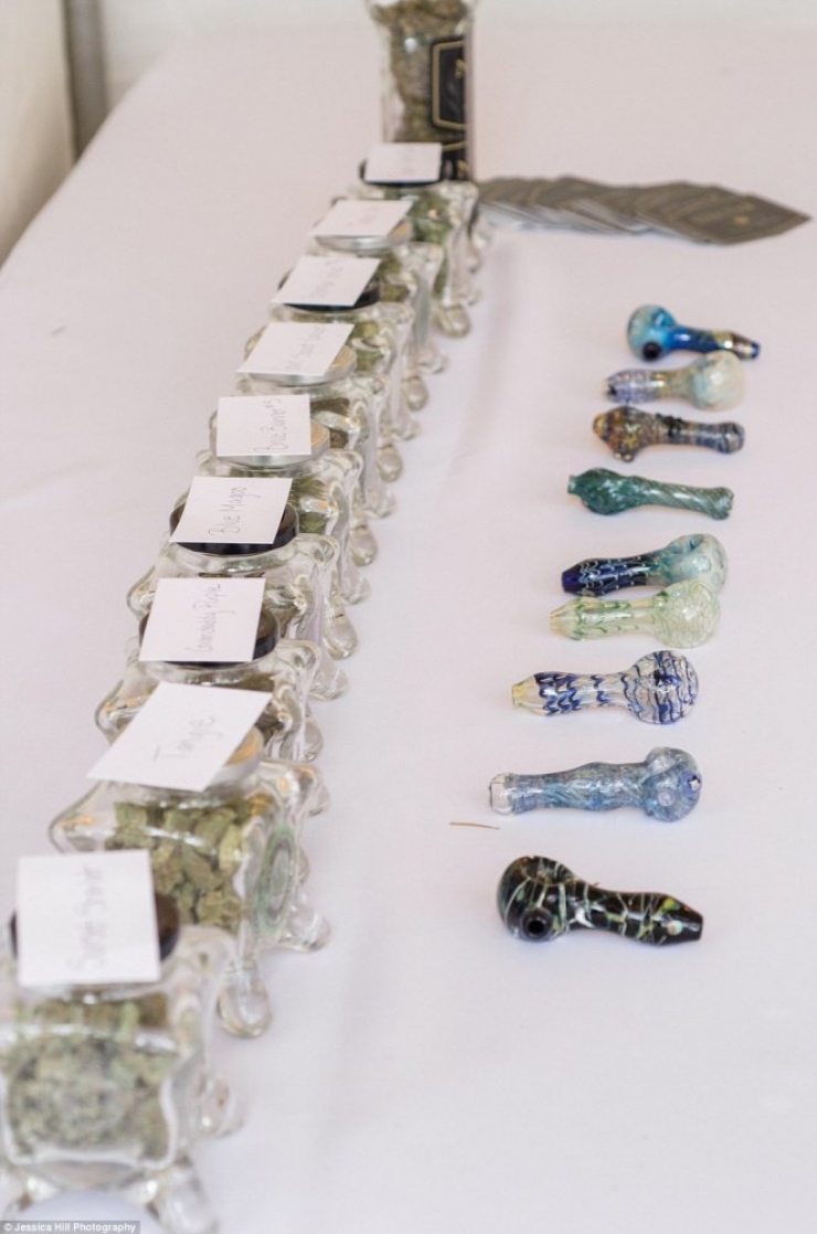 Illustration de l'article : Ils remplacent le champagne par du cannabis lors de leur mariage... Les invités adorent !
