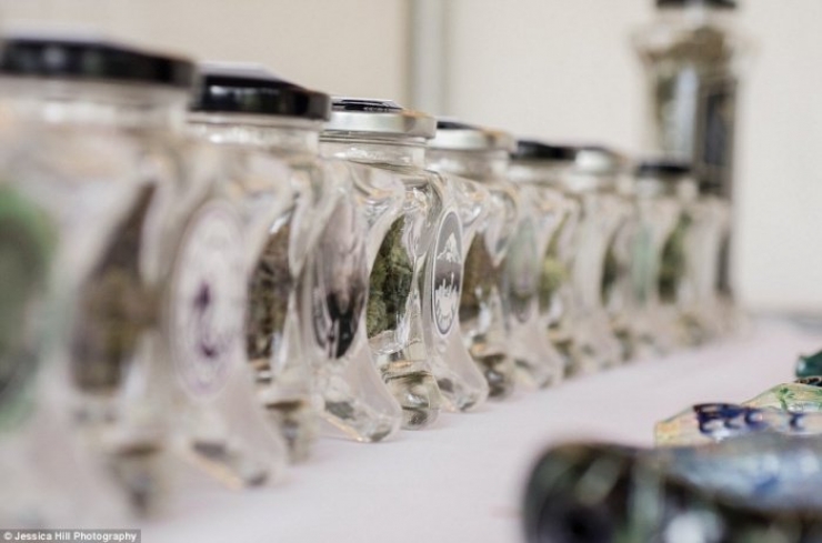 Illustration de l'article : Ils remplacent le champagne par du cannabis lors de leur mariage... Les invités adorent !