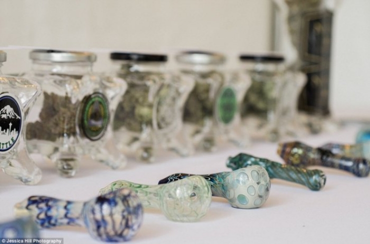 Illustration de l'article : Ils remplacent le champagne par du cannabis lors de leur mariage... Les invités adorent !