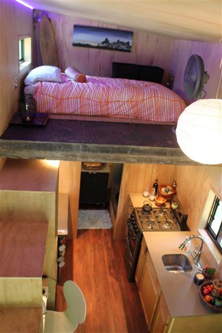 Illustration de l'article : Pour réduire ses dettes il se construit une mini maison. Le travail est excellent ! 