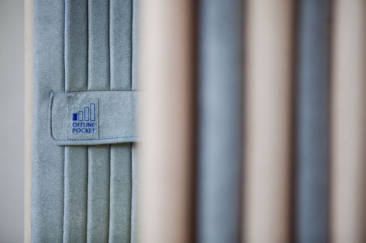 Illustration de l'article : Elle en a marre d'&ecirc;tre envahie par la technologie et les ondes et elle con&ccedil;oit un fauteuil d&eacute;connect&eacute; pour avoir la paix.