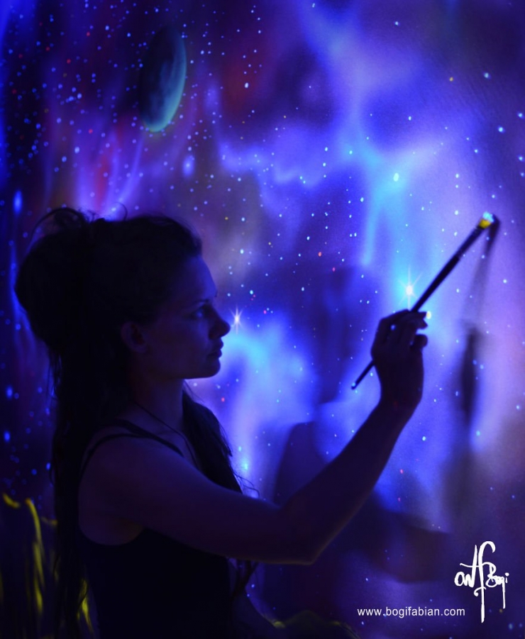 Illustration de l'article : Ces peintures murales révèlent tout leur charme quand vous éteignez la lumière... J'aime beaucoup celle de Raiponce !