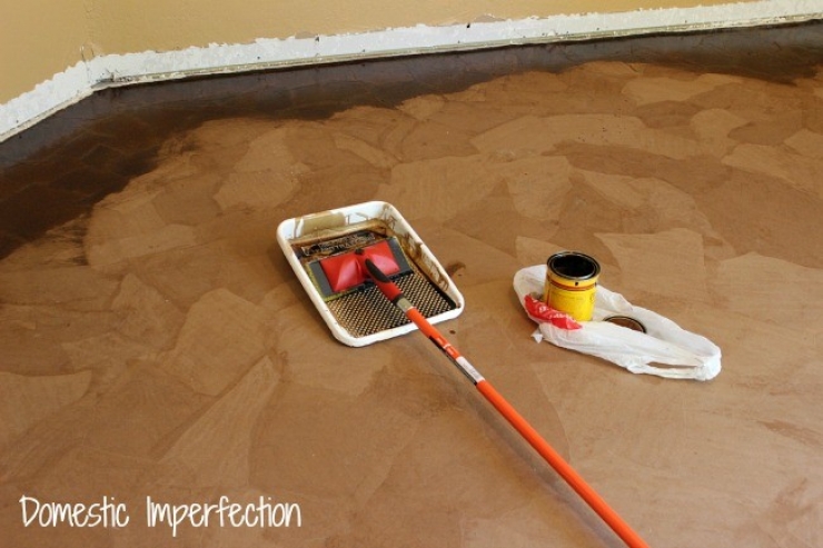 Illustration de l'article : Ce qu'elle prépare en disposant des sacs sur son plancher est étonnant !