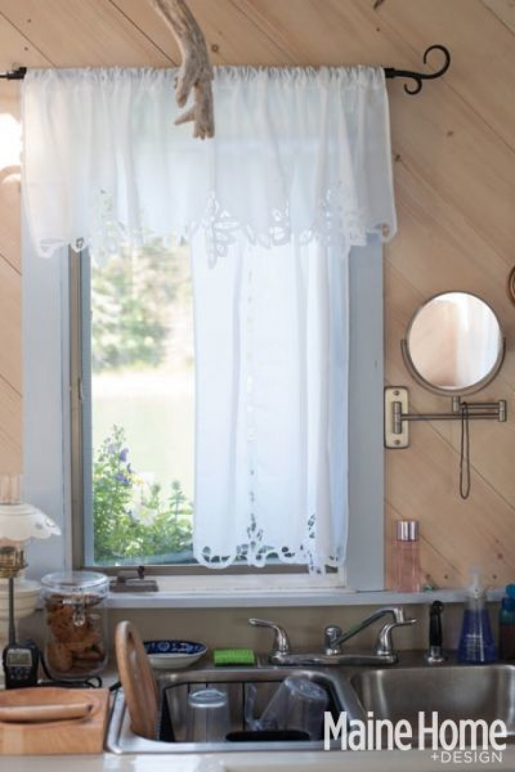 Illustration de l'article : Il se créent une petite maison de rêve qui n'a l'air de rien à première vue, mais attendez de voir où elle se trouve...