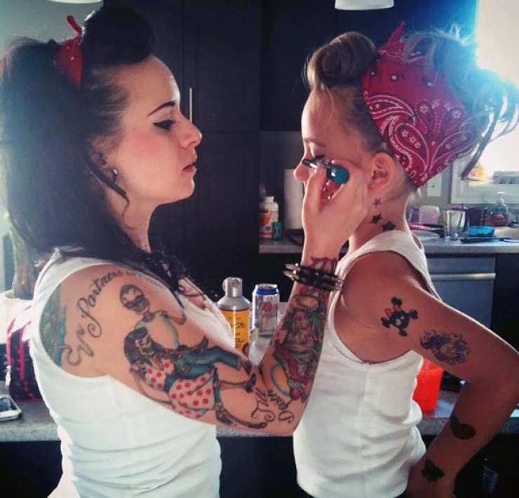 Illustration de l'article : Quand des mamans posent avec leurs filles, ça donne des clichés plein d'humour ! Cela pourrait vous donner des idées...