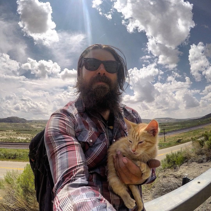 Illustration de l'article : Sauvé et soigné par un biker, ce chaton se met lui aussi à sillonner les routes à moto