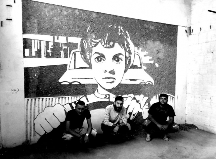 Illustration de l'article : Une bande de jeunes découvre une usine désaffectée et abandonnée... Ce qu'ils y font est magnifique !