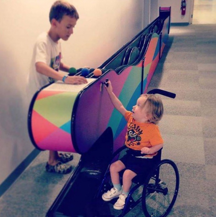 Illustration de l'article : En cachette, elle photographie ce que ce jeune fait avec son fils. Aujourd'hui elle lance un appel à l'aide pour retrouver cet enfant...