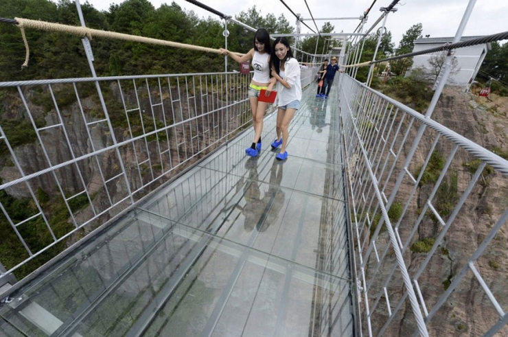 Illustration de l'article : Vertige et frisson garantis avec ce pont de verre à 180 mètres de hauteur
