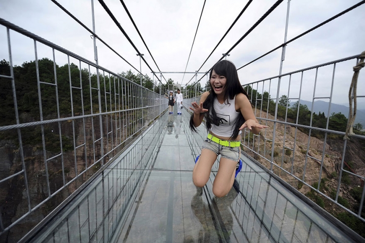 Illustration de l'article : Vertige et frisson garantis avec ce pont de verre à 180 mètres de hauteur