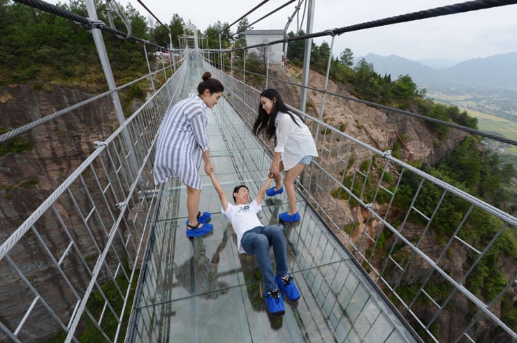 Illustration de l'article : Vertige et frisson garantis avec ce pont de verre à 180 mètres de hauteur