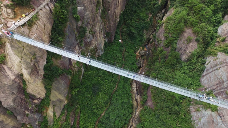 Illustration de l'article : Vertige et frisson garantis avec ce pont de verre à 180 mètres de hauteur