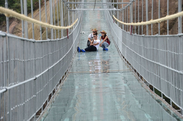 Illustration de l'article : Vertige et frisson garantis avec ce pont de verre à 180 mètres de hauteur