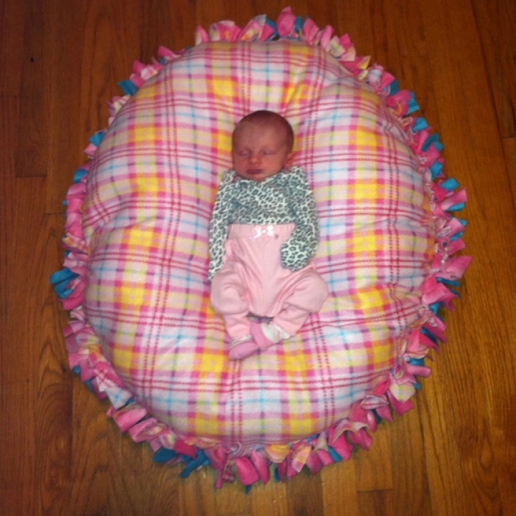 Illustration de l'article : Un coussin de sol pour bébé à fabriquer facilement, sans avoir à faire de couture...