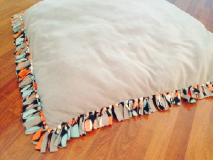 Illustration de l'article : Un coussin de sol pour bébé à fabriquer facilement, sans avoir à faire de couture...