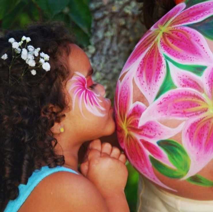 Illustration de l'article : Elles sont enceintes et se familiarisent avec le Belly Painting pour mettre leurs ventres en avant... C'est magnifique !