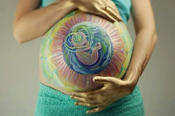 Illustration de l'article : Elles sont enceintes et se familiarisent avec le Belly Painting pour mettre leurs ventres en avant... C'est magnifique !