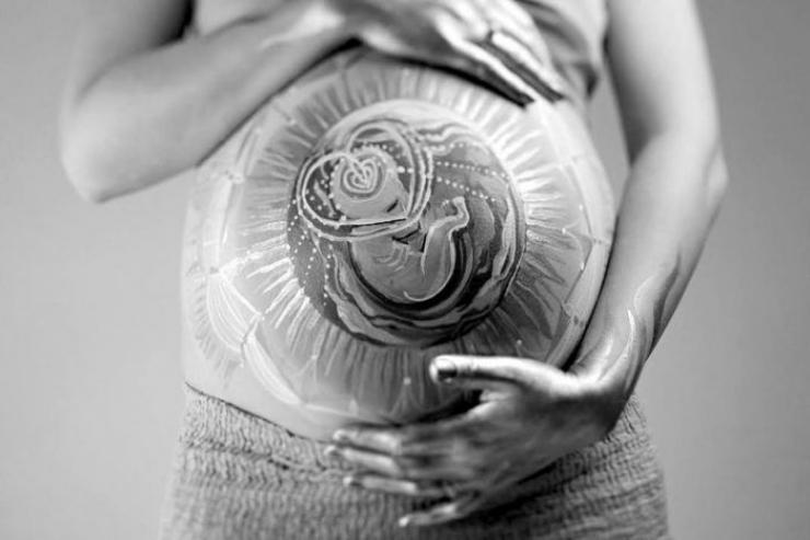 Illustration de l'article : Elles sont enceintes et se familiarisent avec le Belly Painting pour mettre leurs ventres en avant... C'est magnifique !