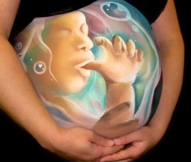 Illustration de l'article : Elles sont enceintes et se familiarisent avec le Belly Painting pour mettre leurs ventres en avant... C'est magnifique !