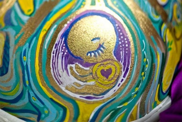 Illustration de l'article : Elles sont enceintes et se familiarisent avec le Belly Painting pour mettre leurs ventres en avant... C'est magnifique !