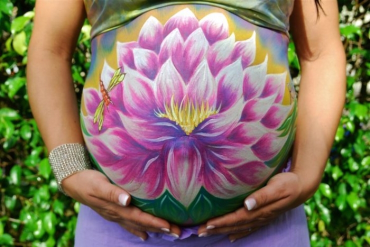 Illustration de l'article : Elles sont enceintes et se familiarisent avec le Belly Painting pour mettre leurs ventres en avant... C'est magnifique !