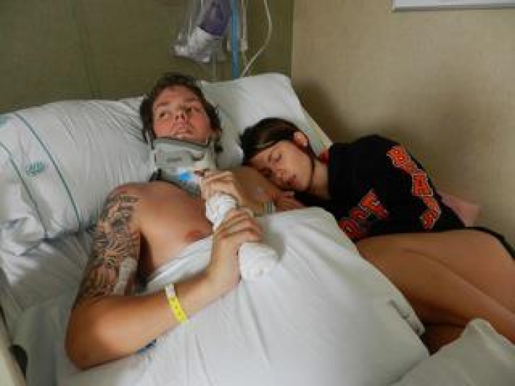 Illustration de l'article : Les médecins lui disaient d'abandonner son mari, expliquant qu'il ne sortirait jamais du coma. Mais regardez ce qu'il est devenu quelques mois plus tard, grâce à tout son amour !