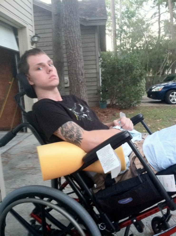 Illustration de l'article : Les médecins lui disaient d'abandonner son mari, expliquant qu'il ne sortirait jamais du coma. Mais regardez ce qu'il est devenu quelques mois plus tard, grâce à tout son amour !