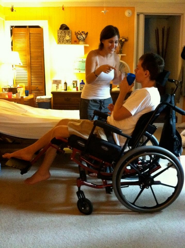 Illustration de l'article : Les médecins lui disaient d'abandonner son mari, expliquant qu'il ne sortirait jamais du coma. Mais regardez ce qu'il est devenu quelques mois plus tard, grâce à tout son amour !