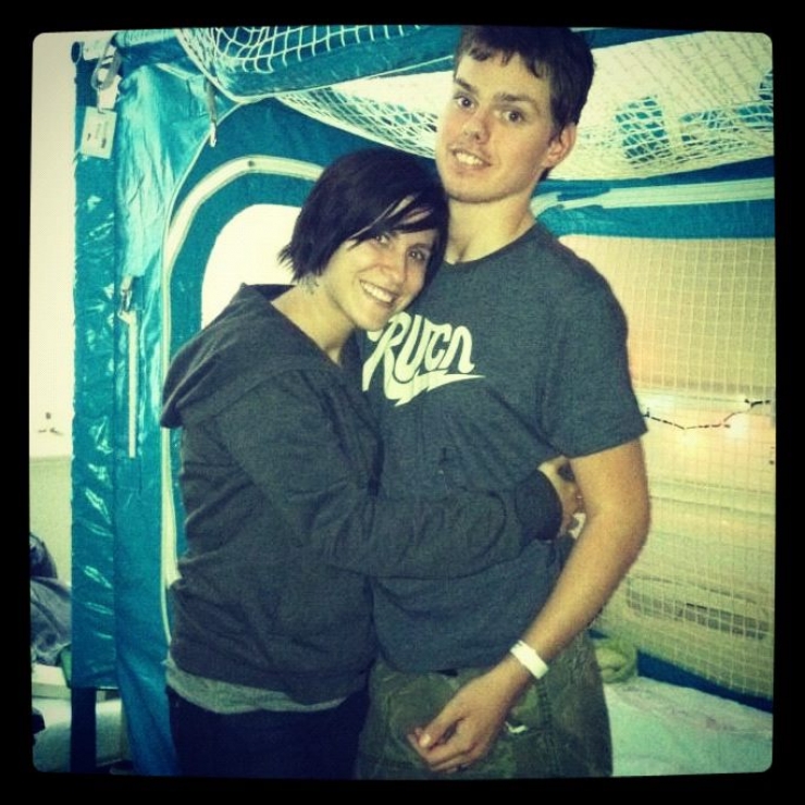 Illustration de l'article : Les médecins lui disaient d'abandonner son mari, expliquant qu'il ne sortirait jamais du coma. Mais regardez ce qu'il est devenu quelques mois plus tard, grâce à tout son amour !