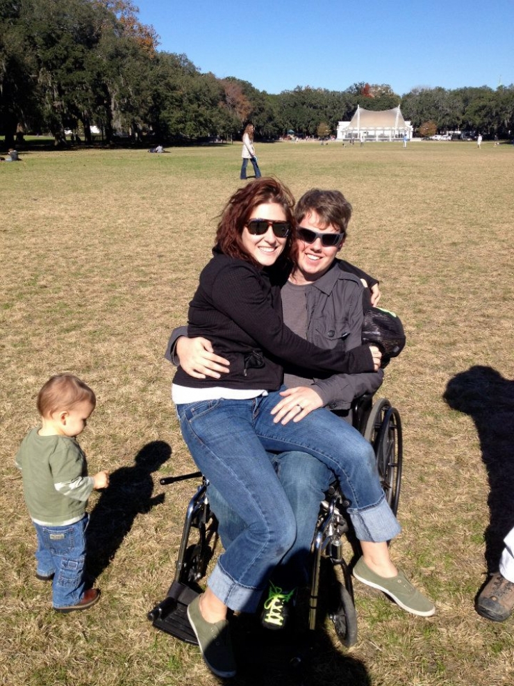 Illustration de l'article : Les médecins lui disaient d'abandonner son mari, expliquant qu'il ne sortirait jamais du coma. Mais regardez ce qu'il est devenu quelques mois plus tard, grâce à tout son amour !