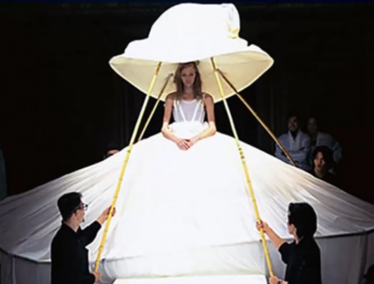 Illustration de l'article : N’importe quelle femme préférerait ne pas se marier plutôt que de porter l’une de ces 22 robes !