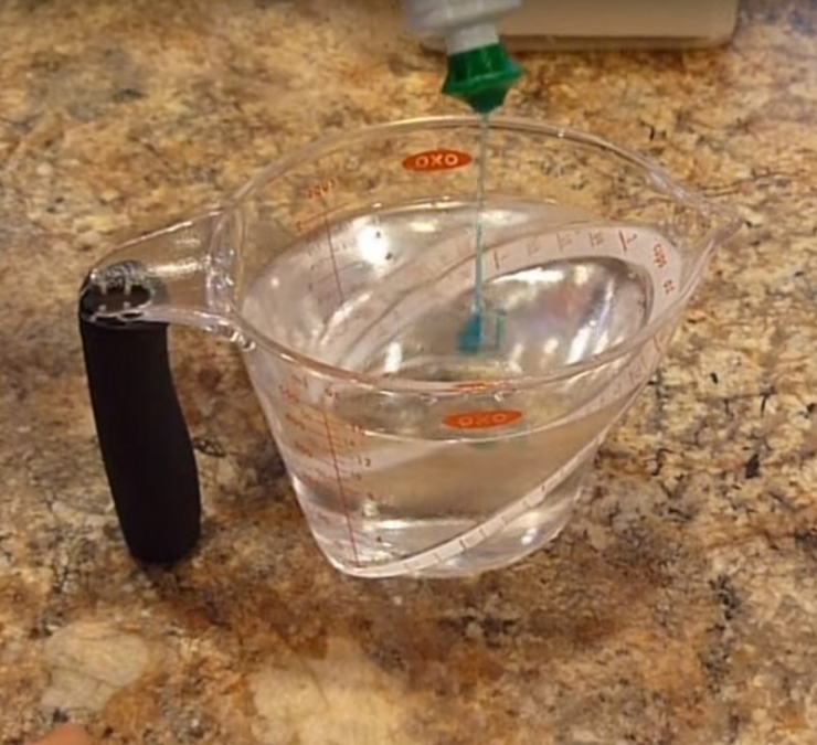 Illustration de l'article : Brillant: Elle coupe un rouleau en deux et le mouille enti&egrave;rement... Vous devez essayer cette astuce chez vous !