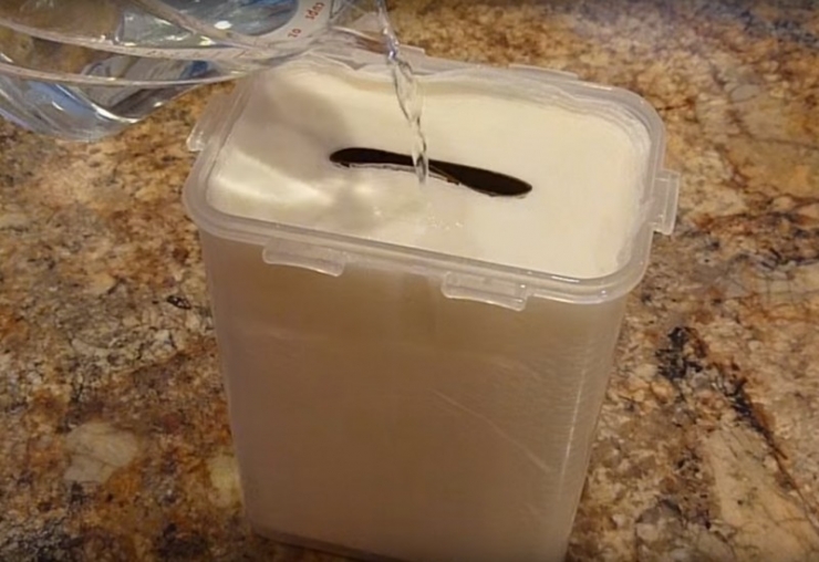 Illustration de l'article : Brillant: Elle coupe un rouleau en deux et le mouille enti&egrave;rement... Vous devez essayer cette astuce chez vous !