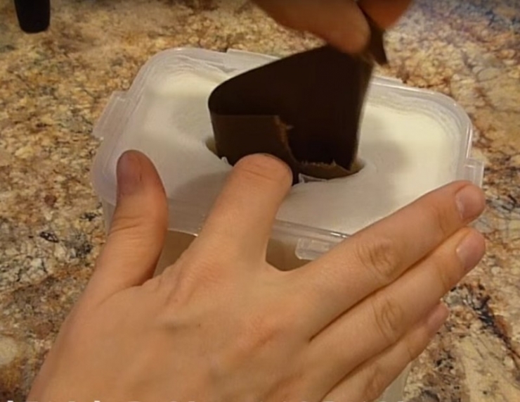 Illustration de l'article : Brillant: Elle coupe un rouleau en deux et le mouille enti&egrave;rement... Vous devez essayer cette astuce chez vous !