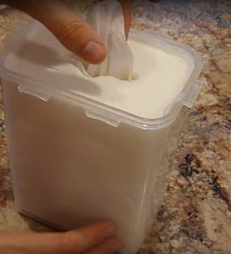 Illustration de l'article : Brillant: Elle coupe un rouleau en deux et le mouille enti&egrave;rement... Vous devez essayer cette astuce chez vous !