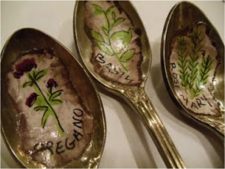 Illustration de l'article : Ne jetez plus vos vieux ustensiles, voici 30 idées pour vous aider à les recycler !