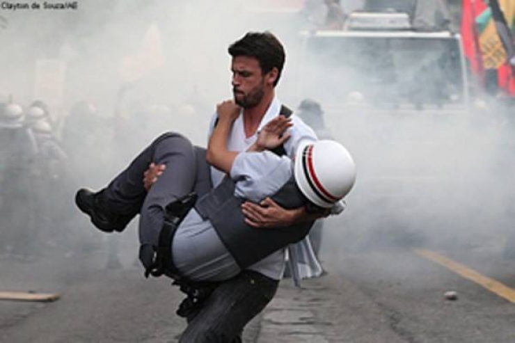 Illustration de l'article : Ces 29 moments magnifiques et rares où l'homme a préféré l'humanité à la violence...