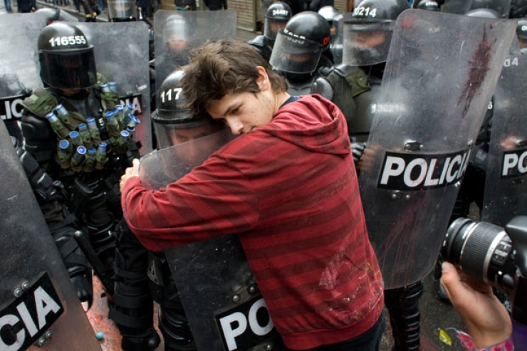 Illustration de l'article : Ces 29 moments magnifiques et rares où l'homme a préféré l'humanité à la violence...