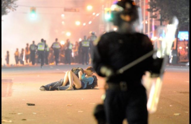 Illustration de l'article : Ces 29 moments magnifiques et rares où l'homme a préféré l'humanité à la violence...