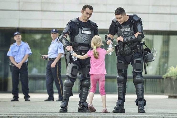 Illustration de l'article : Ces 29 moments magnifiques et rares où l'homme a préféré l'humanité à la violence...