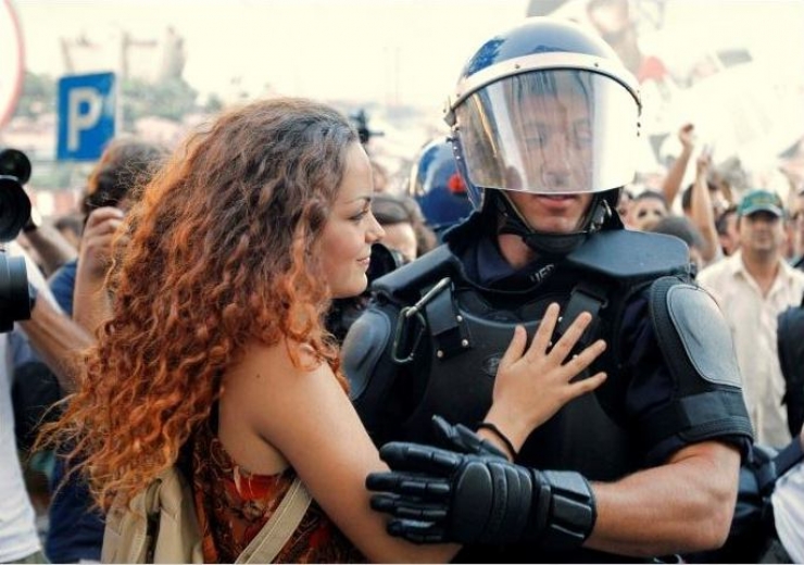 Illustration de l'article : Ces 29 moments magnifiques et rares où l'homme a préféré l'humanité à la violence...