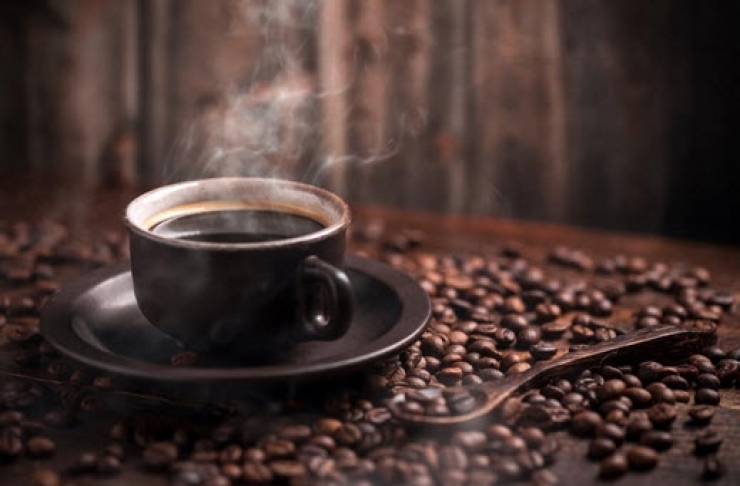 Illustration de l'article : Ne jetez plus votre café moulu après utilisation ! Vous pouvez notamment le placer dans une poêle pour faire ceci: