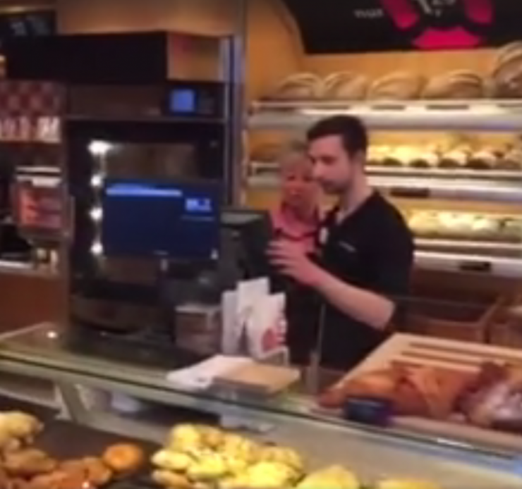 Illustration de l'article : Dans cette boulangerie allemande, ce que les clients re&ccedil;oivent cr&eacute;erait un scandale en France ! Pourriez-vous en acheter ?