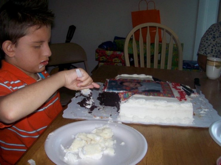 Illustration de l'article : Ce qu'un p&egrave;re a fait subir &agrave; ses fils est d&eacute;goutant ! La r&eacute;action de sa fille est impitoyable...