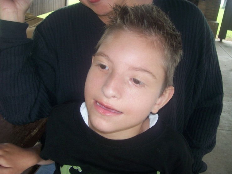 Illustration de l'article : Ce qu'un p&egrave;re a fait subir &agrave; ses fils est d&eacute;goutant ! La r&eacute;action de sa fille est impitoyable...