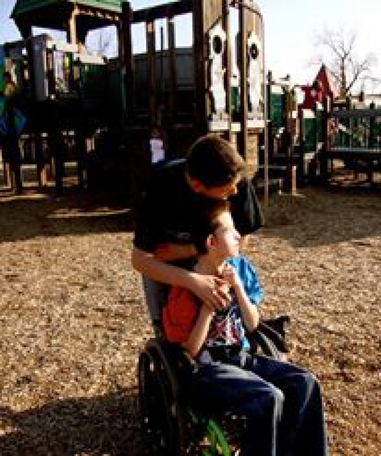 Illustration de l'article : Ce qu'un p&egrave;re a fait subir &agrave; ses fils est d&eacute;goutant ! La r&eacute;action de sa fille est impitoyable...