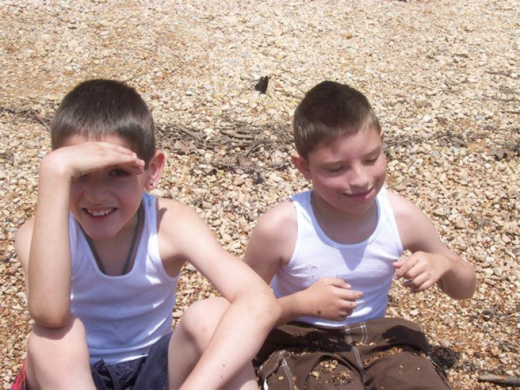 Illustration de l'article : Ce qu'un p&egrave;re a fait subir &agrave; ses fils est d&eacute;goutant ! La r&eacute;action de sa fille est impitoyable...