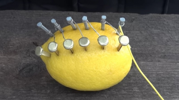 Illustration de l'article : Il enfonce des clous dans un citron pour nous présenter une astuce qui étonnera vos invités...