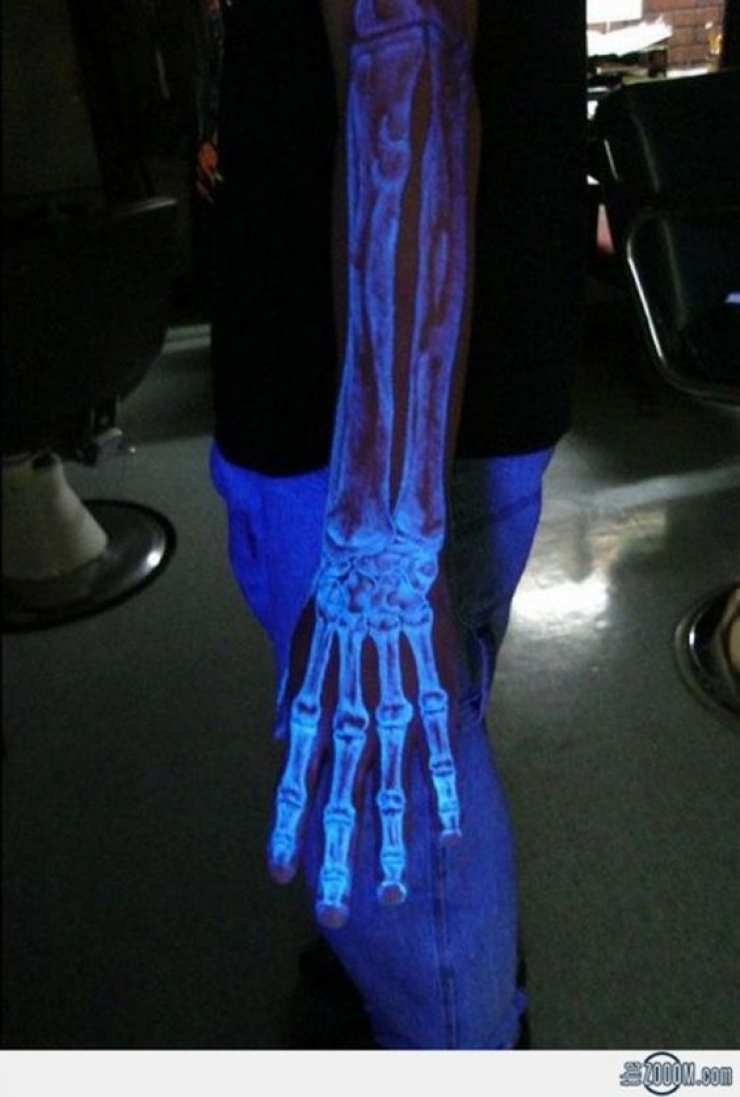 Illustration de l'article : Discrets le jour, ces tatouages &agrave; la lumi&egrave;re UV sont magnifiques la nuit...