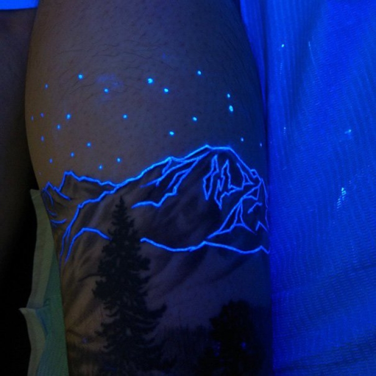 Illustration de l'article : Discrets le jour, ces tatouages &agrave; la lumi&egrave;re UV sont magnifiques la nuit...